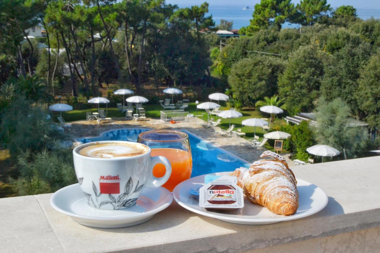 Hotel Villa Elsa Marina di Massa Eksteriør billede