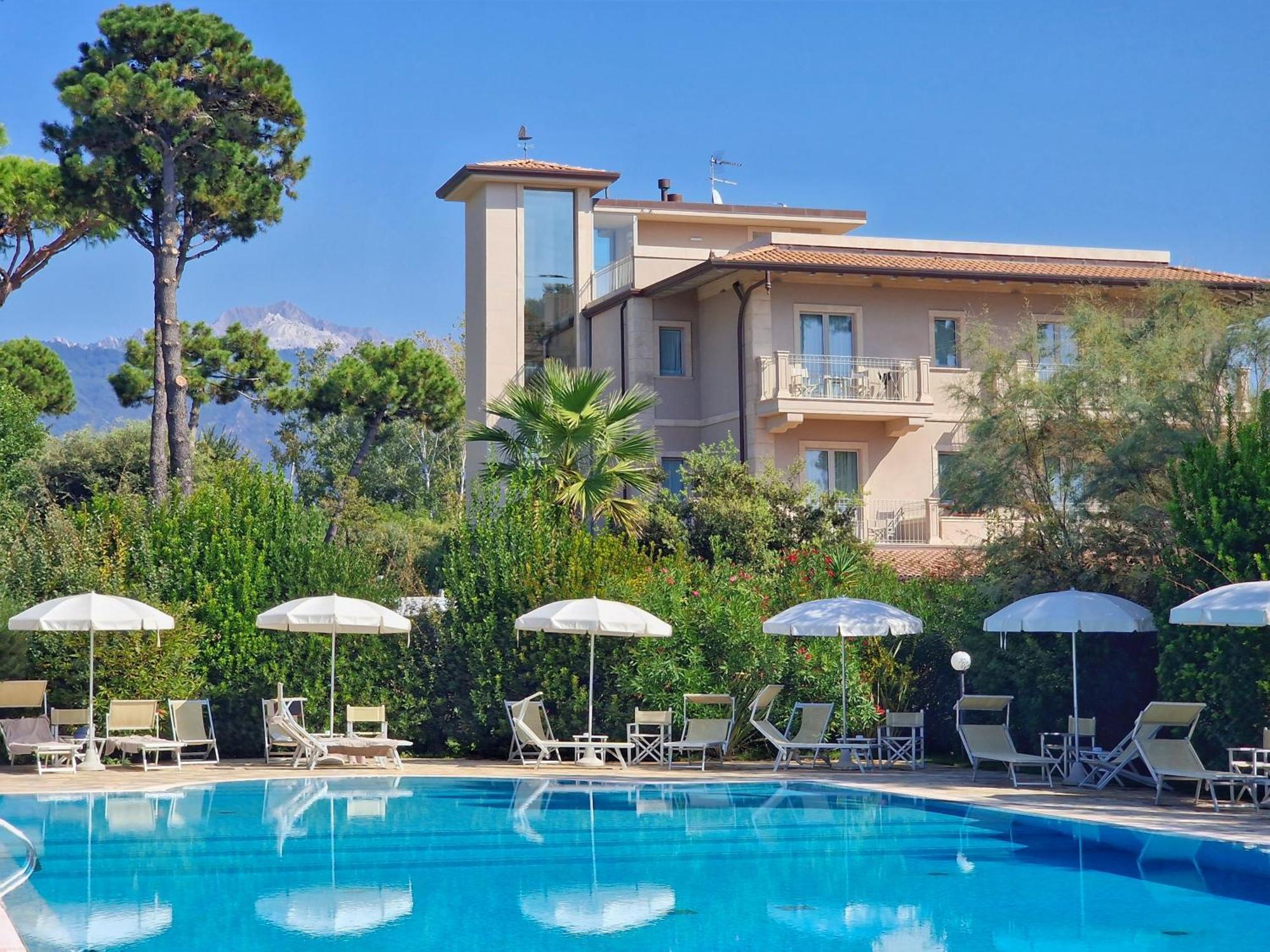 Hotel Villa Elsa Marina di Massa Eksteriør billede
